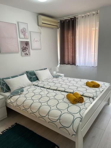 里耶卡的住宿－Rijeka UrbanSPA，一间卧室配有一张带两张黄色毛巾的床
