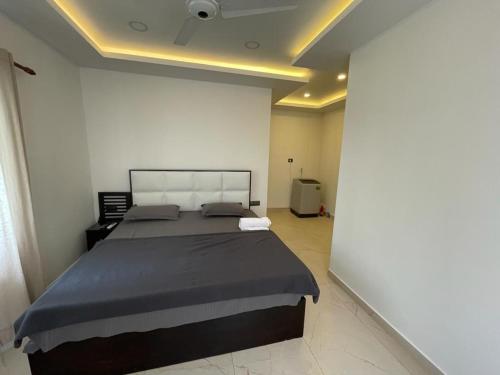 Una cama o camas en una habitación de BMRAN Luxury serviced apartment