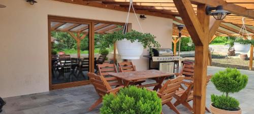 Ein Restaurant oder anderes Speiselokal in der Unterkunft HŐS Vendégház MISKOLC -önálló vendégház, mely csak az Önöké 
