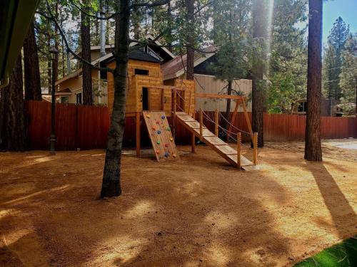 Herní místnost nebo prostor pro děti v ubytování Big Bear Splash Home