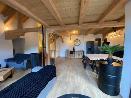 een grote woonkamer met een tafel en stoelen bij Chalet Kelly in Les Orres