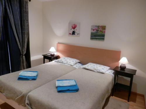 une chambre avec deux lits avec des serviettes dessus dans l'établissement Downtown, Cozy Apartment In Lisbon, à Lisbonne
