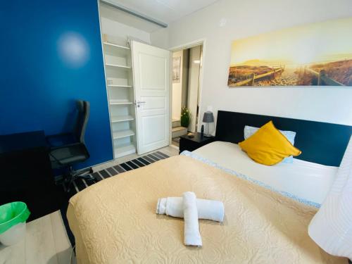 Tempat tidur dalam kamar di Cozy private room with free parking and sauna