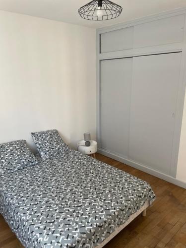 une chambre avec un lit et une grande fenêtre dans l'établissement cosy et calme au cœur de la ville, à Digoin