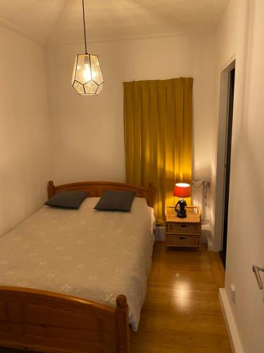 アルクマールにあるMini Apartment 30 m2 with in the hart of Alkmaarのベッドルーム1室(ベッド1台、テーブルの上にランプ付)