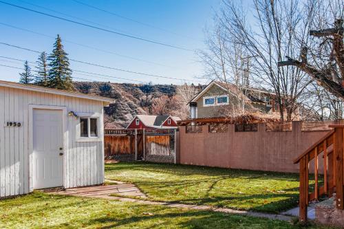 a yard with a fence and a house at Library House in Durango