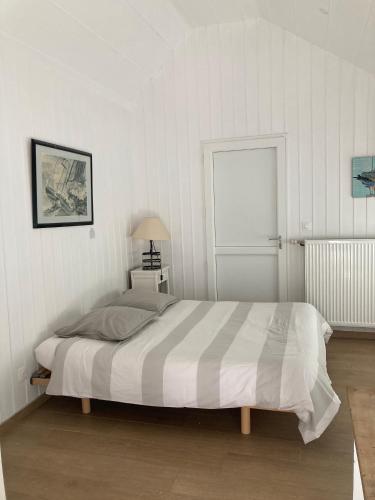 une chambre avec un grand lit dans une pièce dans l'établissement Studio sauna, Homes d'Opale, à Saint-Martin-Boulogne