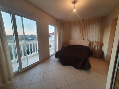 ein Schlafzimmer mit einem Bett und einem großen Fenster in der Unterkunft CARETTA VİLLA in Antalya