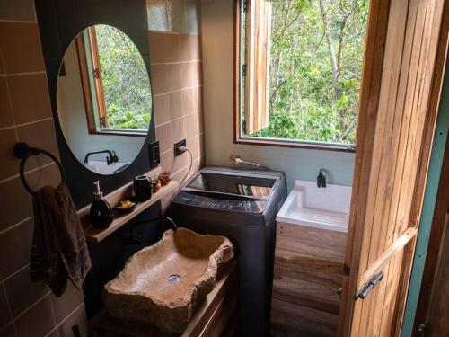 y baño con lavabo y espejo. en La Casita del Bosque, Minicasa totalmente equipada, con tina y agua caliente en Barichara