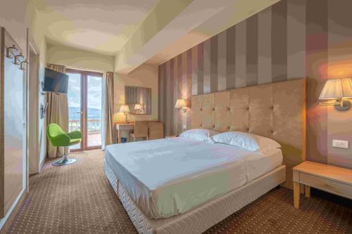 1 dormitorio con 1 cama grande en una habitación de hotel en Fortebraccio, en Montone