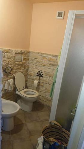 a bathroom with a toilet and a sink at Casa campagna bosco in Frassineta