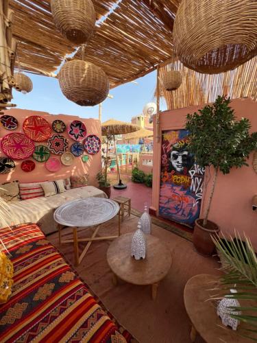 Riad Fz Marrakech في مراكش: غرفة معيشة مع أريكة وطاولات