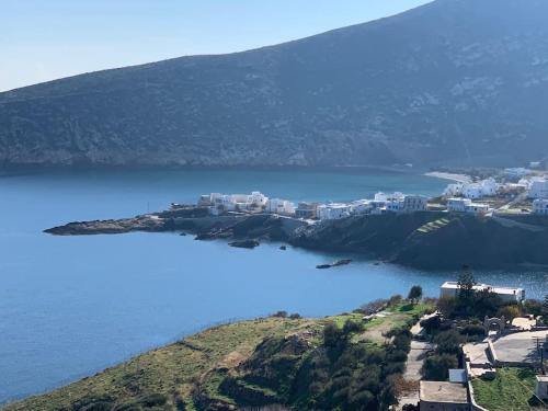 una isla en medio de un cuerpo de agua en Apollon Sunrise en Apollon