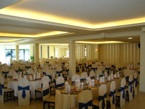 a banquet hall with tables and chairs in a room at Hotel Miramar Playa America Nigran in Nigrán