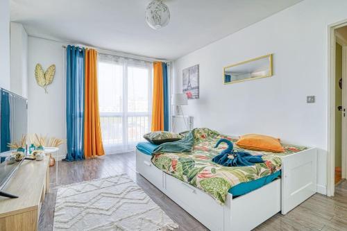 - une chambre avec un lit et un bureau dans l'établissement Saphir T2 proche Paris, à Vitry-sur-Seine
