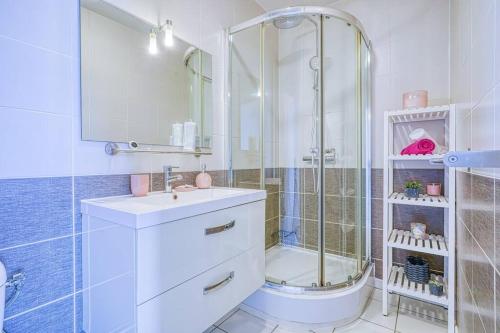 uma casa de banho com um chuveiro, um WC e um lavatório. em Saphir T2 proche Paris em Vitry-sur-Seine
