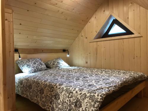 um quarto com uma cama com uma janela em Apartma Povlč em Poljane nad Škofjo Loko