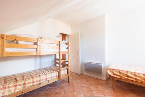 een kamer met 2 stapelbedden en een bed bij Chalet Clos Gauthier in La Salle Les Alpes
