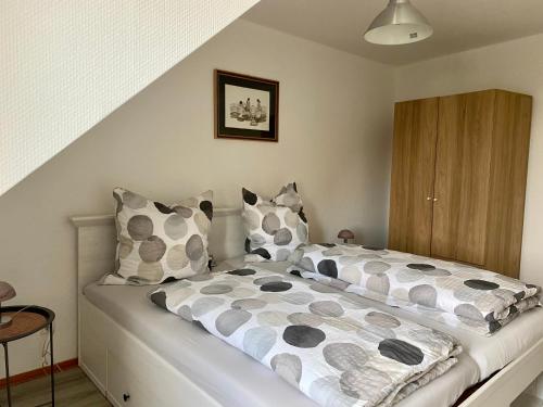 a bed with two pillows on it in a room at Feriendomizil Mühlenblick in Xanten