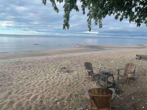 Ein Strand an oder in der Nähe des Chalets