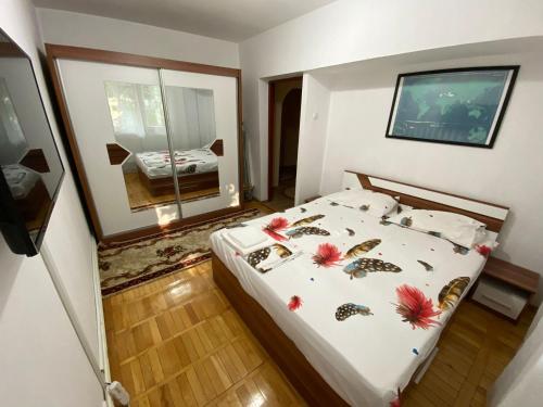 a bedroom with a bed with flowers on it at Apartment for rent in Galaţi