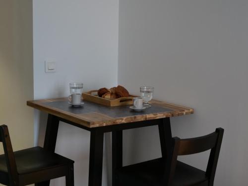 - une table avec un bol de pain et deux verres dans l'établissement Le QG, à Cannes