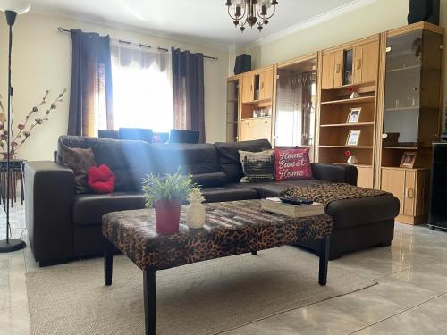 a living room with a couch and a coffee table at Cozy apartment near Parque das Nações in Bobadela