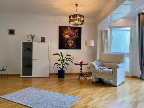 een woonkamer met een stoel en een koelkast bij Feriendomizil Mühlenblick in Xanten