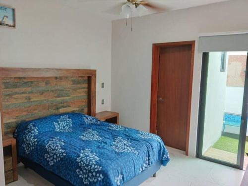 Un pat sau paturi într-o cameră la Hermosa Residencia junto al mar