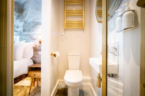 a small bathroom with a toilet and a sink at Icon - FREE off-site Health Club access with Pool, Sauna, Steam Room & Gym in Windermere