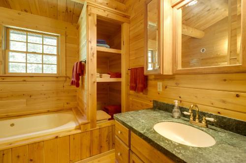 Stellar Wilmington House on 20 Wooded ADK Acres! في ويلمنجتون: حمام مع حوض ومغسلة وحوض استحمام