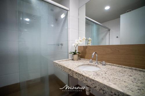 a bathroom with a sink and a mirror at Imperial Nobile in Tambaú