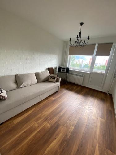 - un salon avec un canapé et du parquet dans l'établissement VIRBI, à Tallinn