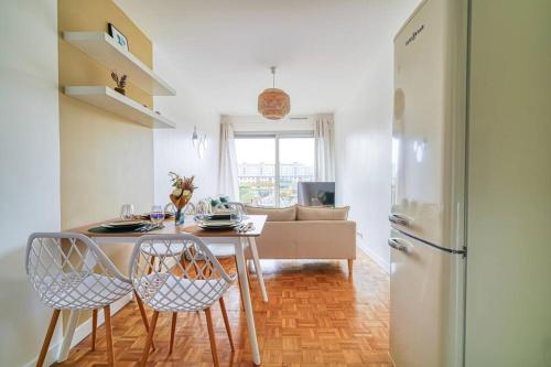 une cuisine et un salon avec une table et des chaises dans l'établissement Rubis luxe proche Paris, à Choisy-le-Roi