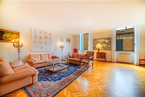 een woonkamer met 2 banken en een tapijt bij Luxury Apartment in Siena in Siena