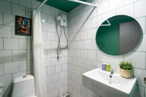 Un baño de Tuk Tuk House 250m from MRT Sirikit