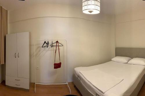 - une petite chambre avec un lit et une armoire dans l'établissement Your comfort place in Beşiktaş, à Istanbul
