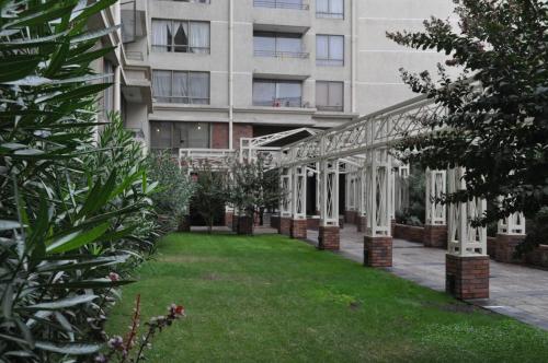 a garden in front of a building at Barrio Lastarria, Excelentes Apartamentos - Sofia Camilla Propiedades in Santiago