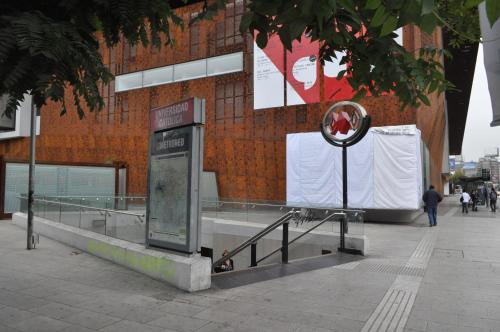 a bus stop in front of a building at Barrio Lastarria, Excelentes Apartamentos - Sofia Camilla Propiedades in Santiago