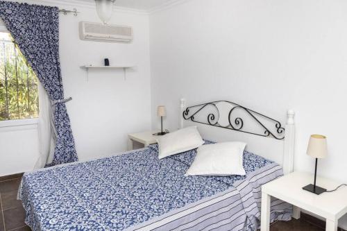 Säng eller sängar i ett rum på Comfortable Triplex 5 Min to the Beach with Garden in Bodrum