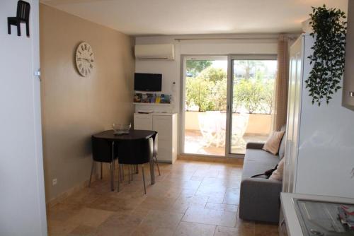 un salon avec une table et un canapé dans l'établissement studio avec terrasse port de hyeres, à Hyères