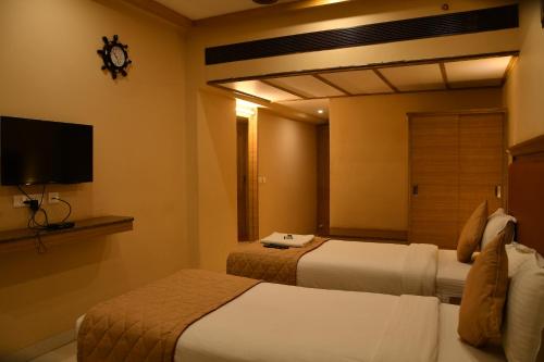 TV a/nebo společenská místnost v ubytování Bairav Grand Madurai