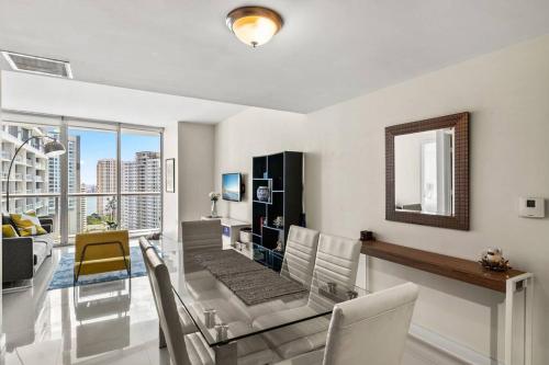 Μια τηλεόραση ή/και κέντρο ψυχαγωγίας στο Iconbrickell