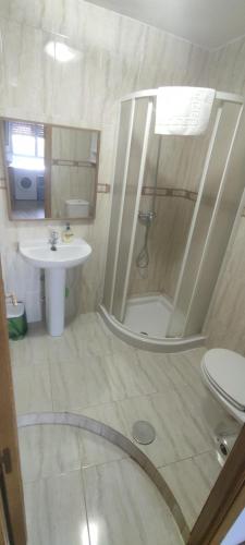 ein Bad mit einer Dusche, einem WC und einem Waschbecken in der Unterkunft Apartamentos El Cruce in Villafranca del Bierzo