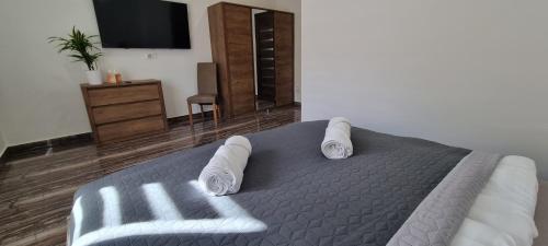 Postel nebo postele na pokoji v ubytování HŐS Vendégház MISKOLC -önálló vendégház, mely csak az Önöké