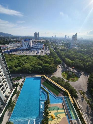 uma vista superior de uma piscina numa cidade em Metropol Serviced Apartment em Bukit Mertajam