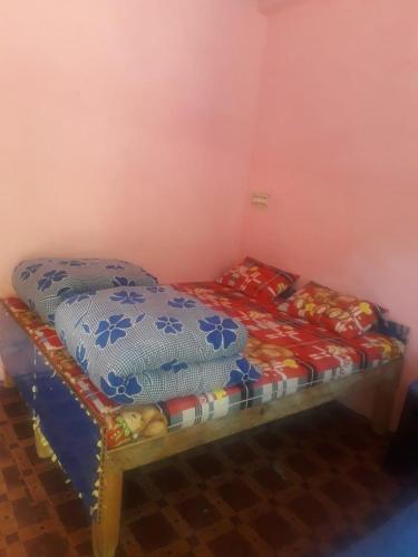 Kedarnath nearHouse by prithvi yatra Hotel في Kedārnāth: وجود سرير في زاوية الغرفة