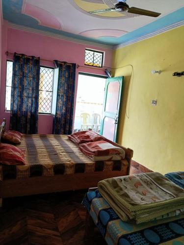 Kedarnath nearHouse by prithvi yatra Hotel في Kedārnāth: غرفة نوم بسريرين ونافذة
