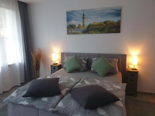 Un dormitorio con una cama con dos almohadas encima. en FeWo - Zur Alten Wäscherei - Zentrumsnah - Garage inklusiv, en Stuttgart
