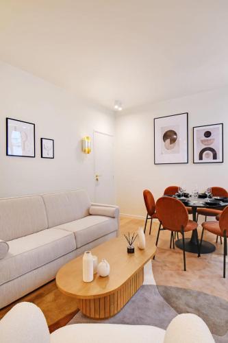 un salon avec un canapé et une table dans l'établissement Chic apartment - 2BR-6P - Opera House, à Paris